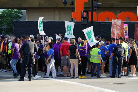 Foto de Milwaukee, Wisconsin, Estados Unidos - 23 de agosto de 2023: Gran grupo de sindicatos para todos los manifestantes que protestaban frente al Foro Fiserv durante el debate republicano de 2024. - Imagen libre de derechos