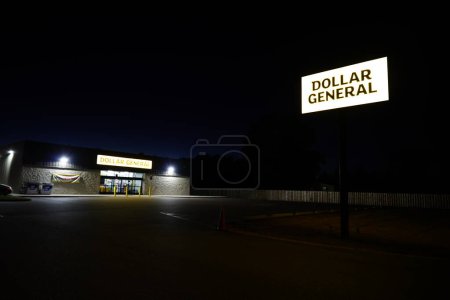 Foto de Nueva Lisboa, Wisconsin - 15 de agosto de 2023: Dollar General tienda minorista por la noche. - Imagen libre de derechos