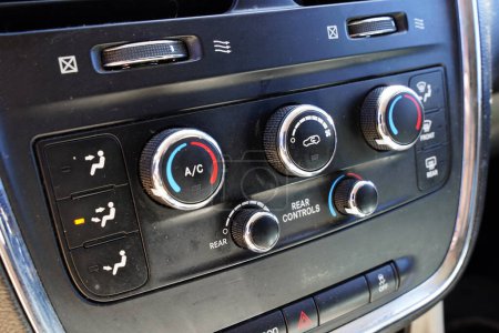 Téléchargez les photos : Le bouton de recirculation d'air coupe efficacement l'air extérieur à l'intérieur de l'air de "recirculation" de voiture à l'intérieur de votre véhicule. - en image libre de droit
