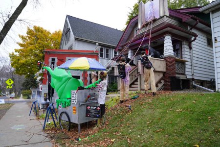 Foto de Milwaukee, Wisconsin / Estados Unidos - 30 de octubre de 2020: El propietario de la casa decora su patio en el tema de los cazafantasmas para las vacaciones de Halloween 2020. - Imagen libre de derechos