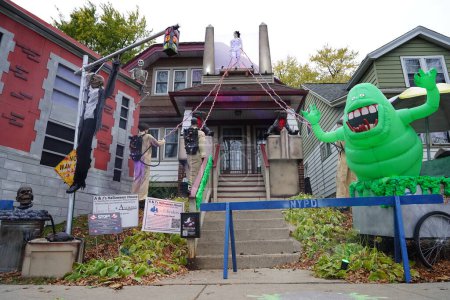 Foto de Milwaukee, Wisconsin / Estados Unidos - 30 de octubre de 2020: El propietario de la casa decora su patio en el tema de los cazafantasmas para las vacaciones de Halloween 2020. - Imagen libre de derechos