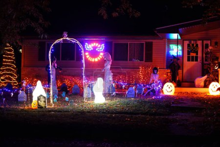 Foto de Necedah, Wisconsin / Estados Unidos - 27 de octubre de 2020: Los propietarios de casas visten sus patios en el tema de Halloween para las fiestas - Imagen libre de derechos