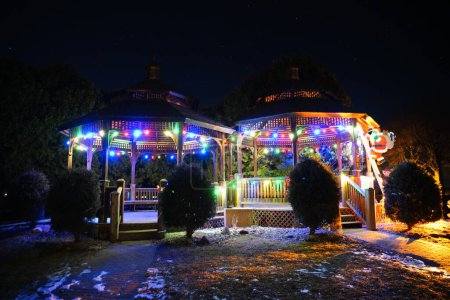 Foto de Luces de Navidad vestidas parque junto al lago en Fond du Lac, Wisconsin para traer colorida alegría navideña a la comunidad de Fond du Lac. - Imagen libre de derechos