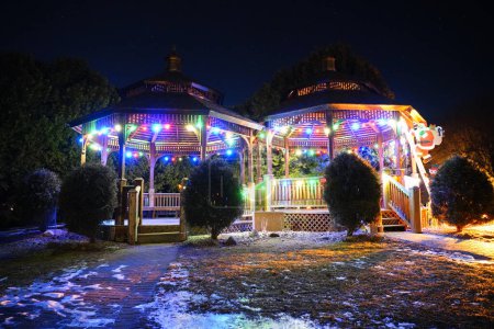 Téléchargez les photos : Des lumières de Noël habillent le parc Lakeside à Fond du Lac, Wisconsin pour apporter une joie colorée des Fêtes à la communauté de Fond du Lac. - en image libre de droit