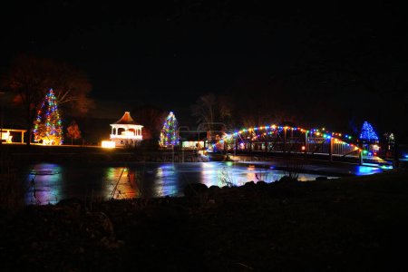 Foto de Luces de Navidad Vestir Parque junto al lago en Fond du Lac, Wisconsin - Imagen libre de derechos