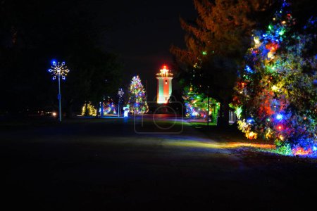 Téléchargez les photos : Fond du Lac, Wisconsin Le phare du parc Lakeside brille la nuit avec des couleurs de Noël et des lumières de Noël. - en image libre de droit