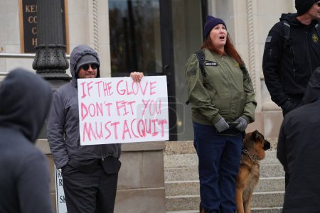 Téléchargez les photos : Kenosha, Wisconsin États-Unis - 18 novembre 2021 : Des manifestants et des partisans de Kyle Rittenhouse se rassemblent à l'extérieur du palais de justice du comté de Kenosha pendant les délibérations du jury de l'affaire. - en image libre de droit