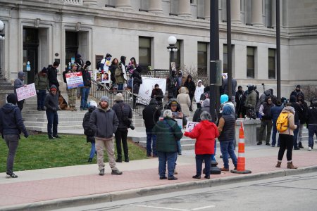 Téléchargez les photos : Kenosha, Wisconsin États-Unis - 18 novembre 2021 : Des manifestants et des partisans de Kyle Rittenhouse se rassemblent à l'extérieur du palais de justice du comté de Kenosha pendant les délibérations du jury de l'affaire. - en image libre de droit