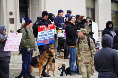 Foto de Kenosha, Wisconsin, EE.UU. - 18 de noviembre de 2021: Manifestantes y partidarios de Kyle Rittenhouse se reúnen afuera en el juzgado del condado de Kenosha durante las deliberaciones del jurado del caso. - Imagen libre de derechos