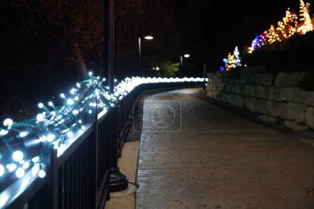 Foto de Wisconsin Dells, Wisconsin, Estados Unidos - 1 de diciembre de 2020: Luces de Navidad brillan por el río y caminan a lo largo del río Wisconsin - Imagen libre de derechos