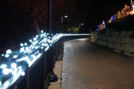 Téléchargez les photos : Wisconsin Dells, Wisconsin États-Unis - 1er décembre 2020 : Des lumières de Noël illuminent la promenade le long de la rivière Wisconsin - en image libre de droit