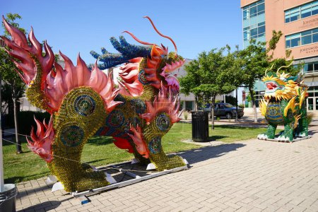 Téléchargez les photos : Racine, Wisconsin / États-Unis - 14 août 2020 : Des statues de dragons asiatiques se dressent sur la place de la ville pour donner de la beauté à la communauté. - en image libre de droit