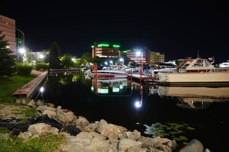 Téléchargez les photos : Neenah, Wisconsin / États-Unis - 14 août 2020 : Paysage urbain nocturne des quais de bateaux au centre-ville de neenah. - en image libre de droit