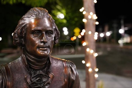 Téléchargez les photos : Neenah, Wisconsin / États-Unis - 14 août 2020 : Nuit des photos de la statue emblématique de Thomas Jefferson signant la déclaration d'indépendance de l'art public à Neenah, Wisconsin - en image libre de droit
