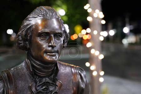Téléchargez les photos : Neenah, Wisconsin / États-Unis - 14 août 2020 : Nuit des photos de la statue emblématique de Thomas Jefferson signant la déclaration d'indépendance de l'art public à Neenah, Wisconsin - en image libre de droit