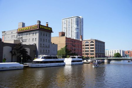 Foto de Milwaukee, Wisconsin / Estados Unidos 14 de agosto de 2020: Paisaje urbano de los ríos que fluyen a través de la ciudad de Milwaukee. - Imagen libre de derechos