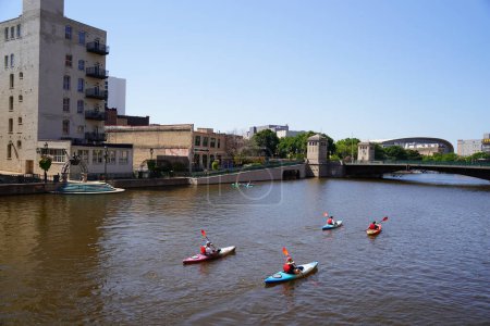 Foto de Milwaukee, Wisconsin / Estados Unidos 14 de agosto de 2020: Paisaje urbano de los ríos que fluyen a través de la ciudad de Milwaukee. - Imagen libre de derechos