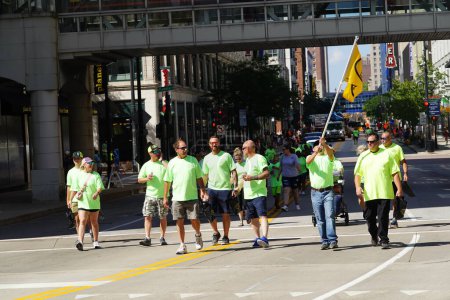 Foto de Milwaukee, Wisconsin, Estados Unidos - 4 de septiembre de 2023: Trabajadores de Wisconsin Sindicatos y Teamsters marcharon en las calles de Milwaukee y marcharon a los terrenos del Summerfest durante el Día del Trabajo - Imagen libre de derechos