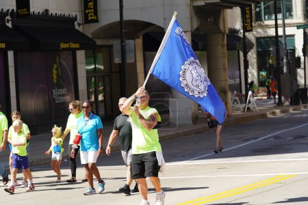 Foto de Milwaukee, Wisconsin, Estados Unidos - 4 de septiembre de 2023: Trabajadores de Wisconsin Sindicatos y Teamsters marcharon en las calles de Milwaukee y marcharon a los terrenos del Summerfest durante el Día del Trabajo - Imagen libre de derechos
