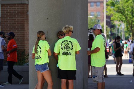 Téléchargez les photos : Milwaukee, Wisconsin États-Unis - 4 septembre 2023 : Les syndicats ouvriers du Wisconsin et les Teamsters ont défilé dans les rues de Milwaukee et ont marché jusqu'au terrain du Summerfest pendant les vacances de la fête du travail - en image libre de droit