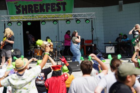 Foto de Milwaukee, Wisconsin, Estados Unidos - 2 de septiembre de 2023: Fans of the Shrek Movie disfrazado con trajes de personaje de Shrek saltó y bailó canciones temáticas en Shrekfest 2023. - Imagen libre de derechos