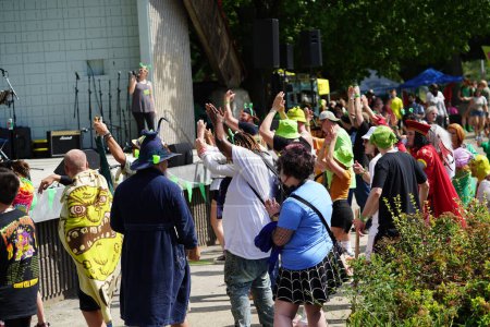 Foto de Milwaukee, Wisconsin, Estados Unidos - 2 de septiembre de 2023: Fans of the Shrek Movie disfrazado con trajes de personaje de Shrek saltó y bailó canciones temáticas en Shrekfest 2023. - Imagen libre de derechos