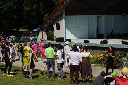 Téléchargez les photos : Milwaukee, Wisconsin États-Unis - 2 septembre 2023 : Les fans du film Shrek habillés en costumes de personnage Shrek ont sauté et ont dansé sur des chansons à thème au Shrekfest 2023. - en image libre de droit