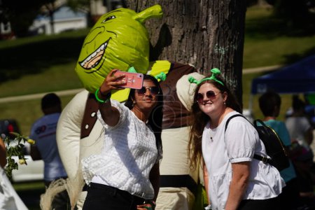 Foto de Milwaukee, Wisconsin, EE.UU. - 2 de septiembre de 2023: Fans of the Shrek Movie se disfrazó de personaje de Shrek e interactuó entre sí en el Shrekfest 2023. - Imagen libre de derechos