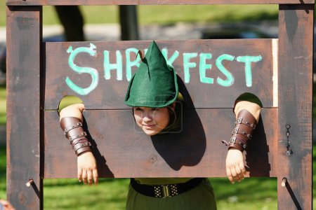 Téléchargez les photos : Milwaukee, Wisconsin États-Unis - 2 septembre 2023 : Les fans du film Shrek habillés en costumes de personnage Shrek et interagissent les uns avec les autres au Shrekfest 2023. - en image libre de droit