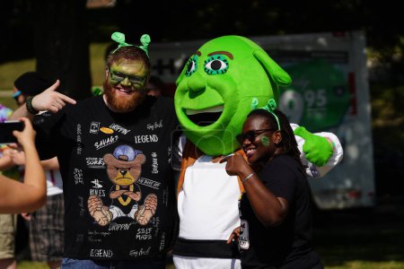 Foto de Milwaukee, Wisconsin, EE.UU. - 2 de septiembre de 2023: Fans of the Shrek Movie se disfrazó de personaje de Shrek e interactuó entre sí en el Shrekfest 2023. - Imagen libre de derechos