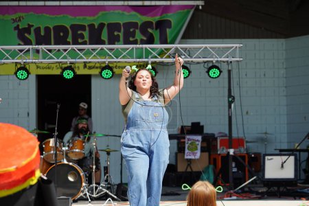 Téléchargez les photos : Milwaukee, Wisconsin États-Unis - 2 septembre 2023 : Les fans du film Shrek habillés en costumes de personnage Shrek et interagissent les uns avec les autres au Shrekfest 2023. - en image libre de droit