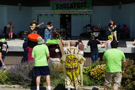 Téléchargez les photos : Milwaukee, Wisconsin États-Unis - 2 septembre 2023 : Les fans du film Shrek habillés en costumes de personnage Shrek ont sauté et ont dansé sur des chansons à thème au Shrekfest 2023. - en image libre de droit