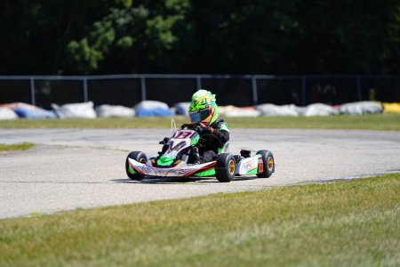 Téléchargez les photos : Dousman, Wisconsin États-Unis - 8 août 2019 : les pilotes de karting ont participé à des courses nationales au Badger Kart club Wolf Paving Raceway. - en image libre de droit