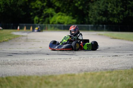 Foto de Dousman, Wisconsin, Estados Unidos - 8 de agosto de 2019: pilotos de karts en carreras nacionales en el club Badger Kart Wolf Paving Raceway. - Imagen libre de derechos