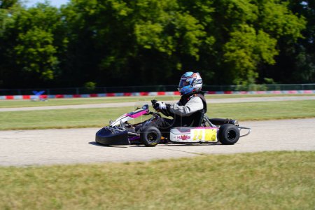 Foto de Dousman, Wisconsin, Estados Unidos - 8 de agosto de 2019: pilotos de karts en carreras nacionales en el club Badger Kart Wolf Paving Raceway. - Imagen libre de derechos