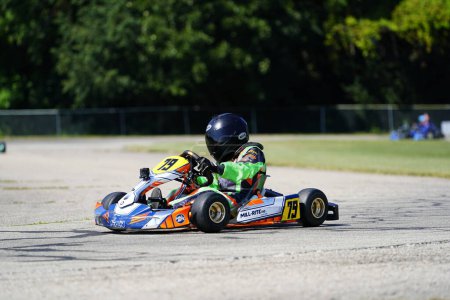 Téléchargez les photos : Dousman, Wisconsin États-Unis - 8 août 2019 : les pilotes de karting ont participé à des courses nationales au Badger Kart club Wolf Paving Raceway. - en image libre de droit