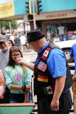 Téléchargez les photos : Wisconsin Dells, Wisconsin / États-Unis - 6 juillet 2019 : Un magicien de rue Andrew Baerlocher se produit devant une foule de visiteurs qui ont visité Wisconsin Dells. - en image libre de droit