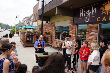 Foto de Wisconsin Dells, Wisconsin / Estados Unidos - 6 de julio de 2019: Un mago callejero Andrew Baerlocher se presenta ante una multitud de visitantes que visitaron Wisconsin Dells. - Imagen libre de derechos