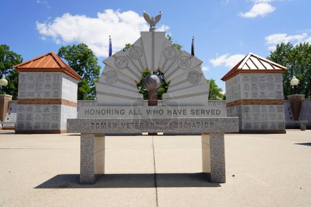 Téléchargez les photos : Tomah, Wisconsin États-Unis - 10 juillet 2021 : Parc commémoratif des anciens combattants pendant l'heure d'été. - en image libre de droit