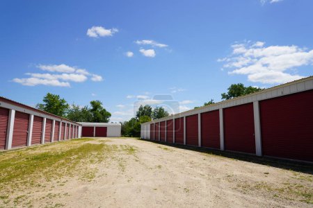 Téléchargez les photos : Mautson, Wisconsin États-Unis - 10 juillet 2021 : Site de bâtiments d'unités de stockage rouges à l'extérieur de Mauston, Wisconsin. - en image libre de droit