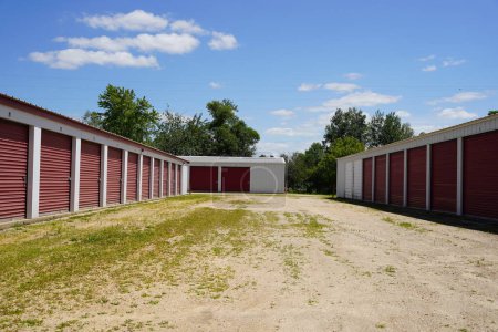 Téléchargez les photos : Mautson, Wisconsin États-Unis - 10 juillet 2021 : Site de bâtiments d'unités de stockage rouges à l'extérieur de Mauston, Wisconsin. - en image libre de droit