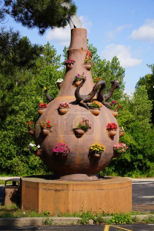 Téléchargez les photos : Spring Green, Wisconsin États-Unis - 1er août 2021 : Des statues de jardin se trouvent sur la propriété de la maison sur le rocher Alex Jordan estate. - en image libre de droit