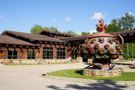 Foto de Spring Green, Wisconsin, EE.UU. - 1 de agosto de 2021: Estatuas de jardín se sientan en la propiedad de la casa en la finca Rock Alex Jordan. - Imagen libre de derechos