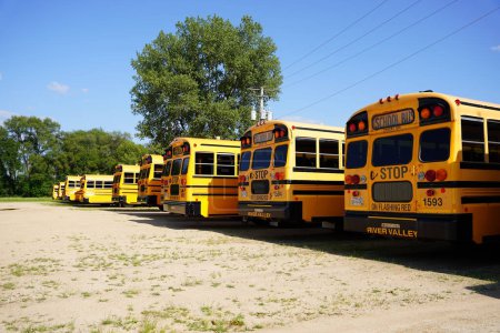 Foto de Tomah, Wisconsin, EE.UU. - 2 de julio de 2023: Los autobuses escolares amarillos cortos aún están listos para ser utilizados. - Imagen libre de derechos