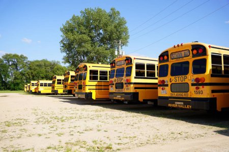 Téléchargez les photos : Tomah, Wisconsin États-Unis - 2 juillet 2023 : Des autobus scolaires jaunes courts toujours prêts à être utilisés. - en image libre de droit