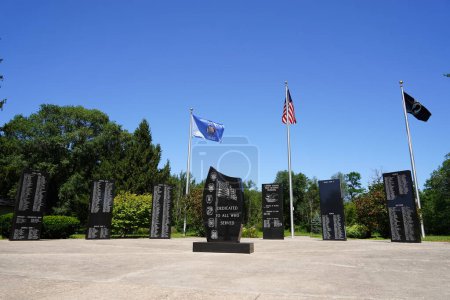 Téléchargez les photos : Lyndon Station, Wisconsin États-Unis - 14 août 2021 : Site commémoratif d'anciens combattants honorant les hommes et les femmes tombés au service militaire américain de Lyndon Station. - en image libre de droit