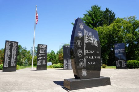 Foto de Lyndon Station, Wisconsin, EE. UU. - 14 de agosto de 2021: Lugar conmemorativo para veteranos en honor a hombres y mujeres caídos del servicio militar estadounidense en Lyndon Station. - Imagen libre de derechos
