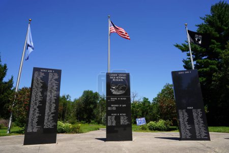 Foto de Lyndon Station, Wisconsin, EE. UU. - 14 de agosto de 2021: Lugar conmemorativo para veteranos en honor a hombres y mujeres caídos del servicio militar estadounidense en Lyndon Station. - Imagen libre de derechos