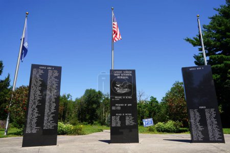 Téléchargez les photos : Lyndon Station, Wisconsin États-Unis - 14 août 2021 : Site commémoratif d'anciens combattants honorant les hommes et les femmes tombés au service militaire américain de Lyndon Station. - en image libre de droit