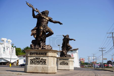 Téléchargez les photos : Wisconsin Dells, Wisconsin États-Unis - 10 septembre 2021 : Des statues du Dieu-Demi grec Zeus s'assoient devant le Mt. Parc aquatique Olympus. - en image libre de droit